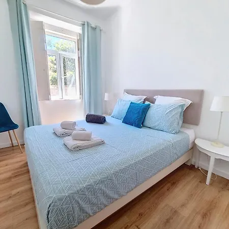Sapadores - 2 Bedrooms Boho Chic * リスボン